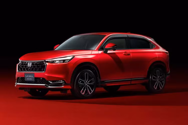 Trong khi đó, 2 bản e:HEV X và e:HEV Z dùng hệ truyền động hybrid, bao gồm máy xăng Atkinson Cycle 1.5L, sản sinh công suất tối đa 106 mã lực cùng mô-men xoắn cực đại 127 Nm. Động cơ này kết hợp với 2 mô-tơ điện có công suất 131 mã lực và mô-men xoắn cực đại 253 Nm.