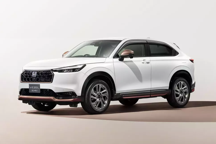 Hai bản e:HEV X và e:HEV Z sẽ có cả hệ dẫn động 1 cầu lẫn 2 cầu. Điểm nhấn còn lại của Honda HR-V 2024 ở thị trường Nhật Bản là gói công nghệ an toàn chủ động Honda Sensing nâng cấp. Gói này có thêm 3 tính năng mới là hỗ trợ lái khi tắc đường Traffic Jam Assist, đèn pha thích ứng và giảm thiểu thiệt hại khi đạp nhầm chân ga.