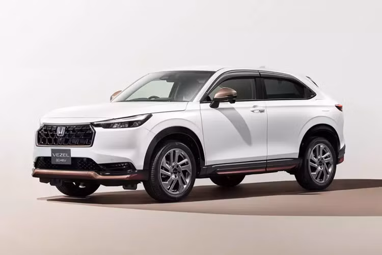 Hai bản e:HEV X và e:HEV Z sẽ có cả hệ dẫn động 1 cầu lẫn 2 cầu. Điểm nhấn còn lại của Honda HR-V 2024 ở thị trường Nhật Bản là gói công nghệ an toàn chủ động Honda Sensing nâng cấp. Gói này có thêm 3 tính năng mới là hỗ trợ lái khi tắc đường Traffic Jam Assist, đèn pha thích ứng và giảm thiểu thiệt hại khi đạp nhầm chân ga.