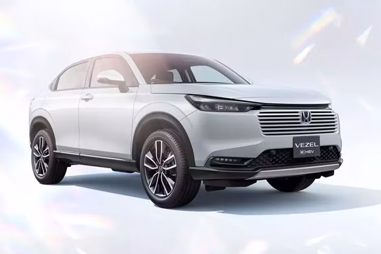 Honda HR-V thế hệ thứ 3 đã có mặt trên thị trường từ năm 2021. Do đó, không có gì bất ngờ khi hãng Honda tung ra phiên bản nâng cấp nhẹ của dòng xe này ở thị trường quê nhà Nhật Bản. Tại xứ sở hoa anh đào, Honda HR-V 2024 mới được biết đến dưới tên gọi riêng là Vezel.