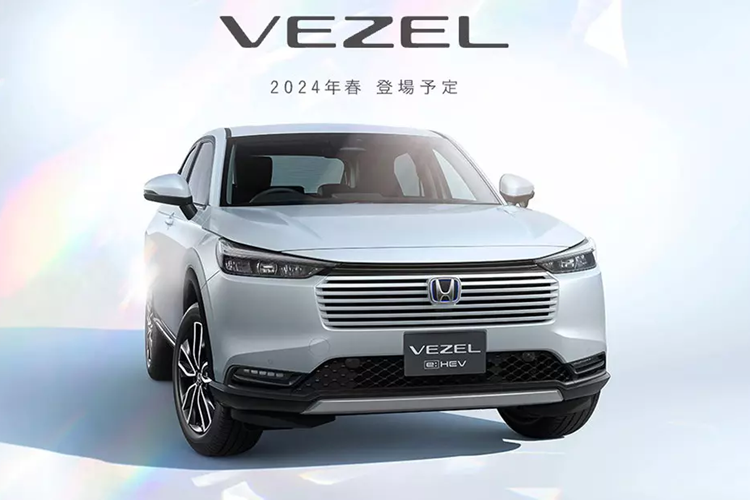 So với phiên bản cũ, mẫu xe SUV Honda HR-V 2024 chỉ thay đổi nhẹ trong thiết kế ngoại thất. Theo đó, mẫu xe này được bổ sung lưới tản nhiệt vuông vức và nhỏ gọn hơn trước cùng cản trước mới. Tiếp theo đó là cụm đèn hậu với thiết kế tổng thể không thay đổi nhưng tạo hình bên trong đã được làm mới.