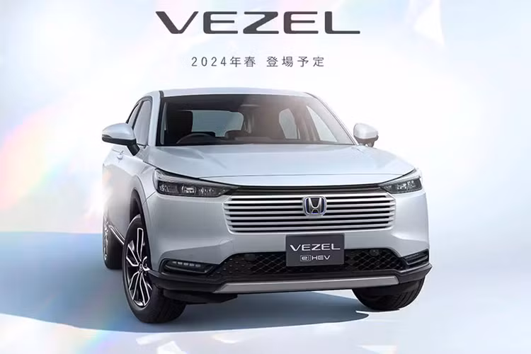 So với phiên bản cũ, mẫu xe SUV Honda HR-V 2024 chỉ thay đổi nhẹ trong thiết kế ngoại thất. Theo đó, mẫu xe này được bổ sung lưới tản nhiệt vuông vức và nhỏ gọn hơn trước cùng cản trước mới. Tiếp theo đó là cụm đèn hậu với thiết kế tổng thể không thay đổi nhưng tạo hình bên trong đã được làm mới.