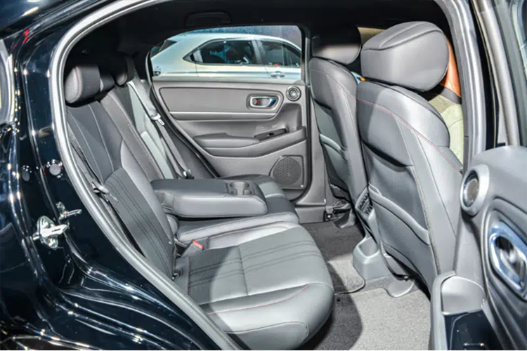 Tự động điều chỉnh luồng sáng cao/thấp, đèn báo rẽ tuần tự dạng LED, cửa cốp đóng/mở chỉnh điện rảnh tay, vành hợp kim 18 inch, sưởi ghế trước/vô lăng và ghế bọc da pha nỉ. 2 bản e:HEV X cũng như e:HEV Z sẽ có 2 gói phụ kiện chính hãng mang tên HuNT Package và PLaY Package.