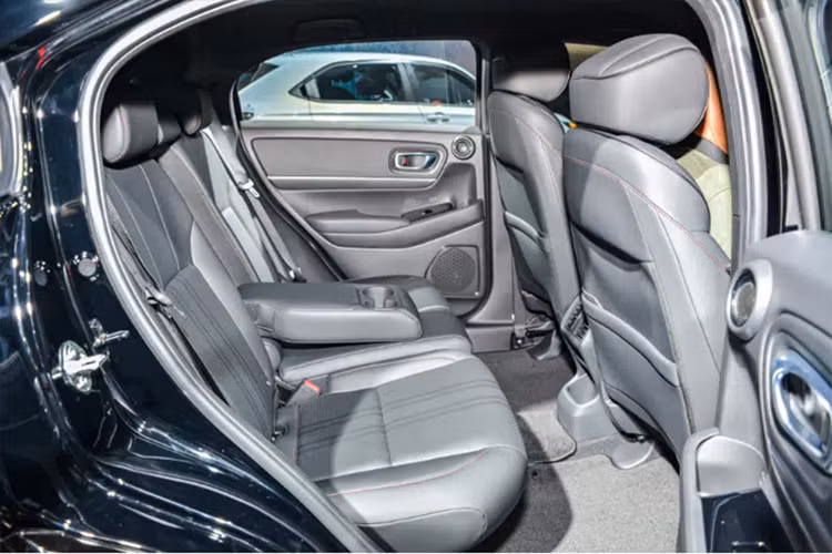 Tự động điều chỉnh luồng sáng cao/thấp, đèn báo rẽ tuần tự dạng LED, cửa cốp đóng/mở chỉnh điện rảnh tay, vành hợp kim 18 inch, sưởi ghế trước/vô lăng và ghế bọc da pha nỉ. 2 bản e:HEV X cũng như e:HEV Z sẽ có 2 gói phụ kiện chính hãng mang tên HuNT Package và PLaY Package.