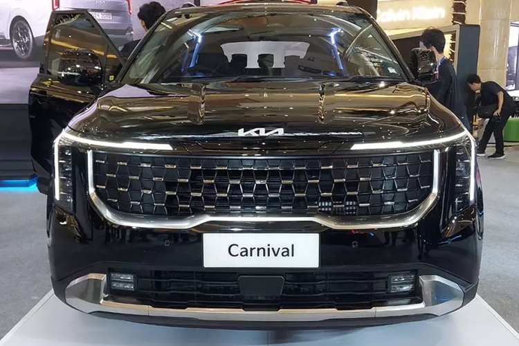 Theo nhân viên tư vấn bán hàng tại đại lý, mẫu xe MPV Kia Carnival 2025 sẽ chính thức ra mắt thị trường Việt Nam vào tháng 9 năm nay. Tuy nhiên, phiên bản máy dầu của xe sẽ ra mắt trước.