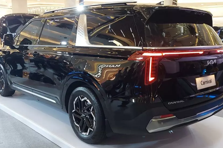 Ngoài ra, Kia Carnival 2025 ở thị trường quốc tế còn được trang bị ghế trước chỉnh điện/sưởi ấm/làm mát, hàng ghế thứ hai có tính năng thư giãn/bệ đỡ bắp chân chỉnh điện/thông hơi, hệ thống âm thanh Bose 12 loa, điều hòa tự động 3 vùng, chìa khóa thông minh, khởi động nút bấm, sạc điện thoại không dây và cửa sổ trời kép.