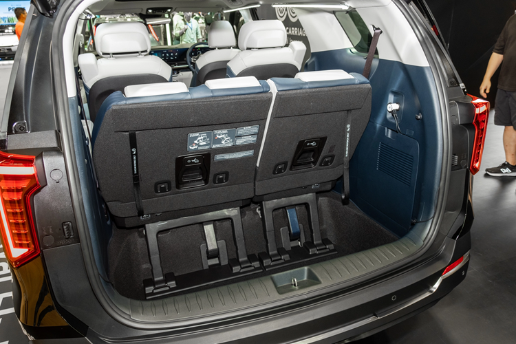 Sẽ không bất ngờ nếu mẫu MPV này có thêm những trang bị mới như màn hình cong cỡ lớn đặt nổi trên mặt táp-lô, tích hợp bảng đồng hồ kỹ thuật số và màn hình cảm ứng trung tâm nối liền cùng có kích thước 12,3 inch.