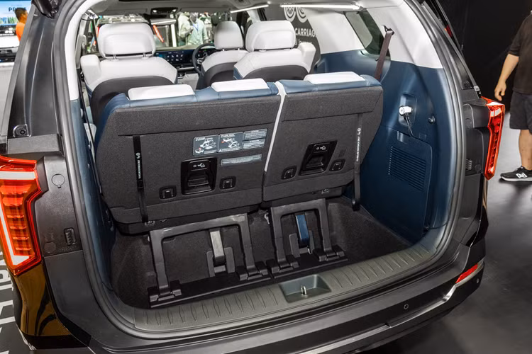 Sẽ không bất ngờ nếu mẫu MPV này có thêm những trang bị mới như màn hình cong cỡ lớn đặt nổi trên mặt táp-lô, tích hợp bảng đồng hồ kỹ thuật số và màn hình cảm ứng trung tâm nối liền cùng có kích thước 12,3 inch.