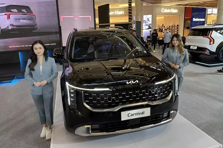 Vào hồi cuối tháng 7/2024, một chiếc Kia Carnival 2025 đời mới nhất đã bất ngờ bị bắt gặp tại Trung tâm kiểm định khí thải ở Hà Nội. Đến nay, các đại lý Kia ở Việt Nam đã bắt đầu nhận cọc cho mẫu MPV cỡ lớn này.