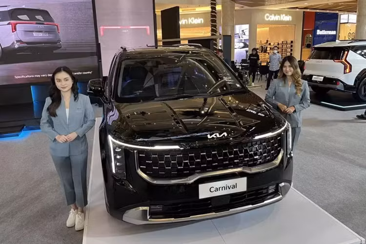 Vào hồi cuối tháng 7/2024, một chiếc Kia Carnival 2025 đời mới nhất đã bất ngờ bị bắt gặp tại Trung tâm kiểm định khí thải ở Hà Nội. Đến nay, các đại lý Kia ở Việt Nam đã bắt đầu nhận cọc cho mẫu MPV cỡ lớn này.
