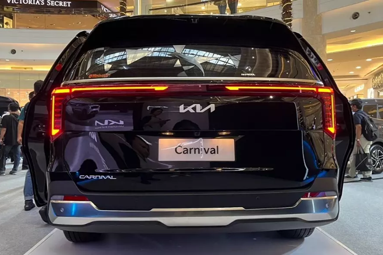 Trang bị an toàn của mẫu MPV này cũng khá đa dạng với camera 360 độ, hệ thống kiểm soát hành trình thích ứng, hỗ trợ giữ làn đường, hỗ trợ bám làn đường, phanh khẩn cấp tự động, cảnh báo điểm mù và cảnh báo phương tiện cắt ngang khi lùi.