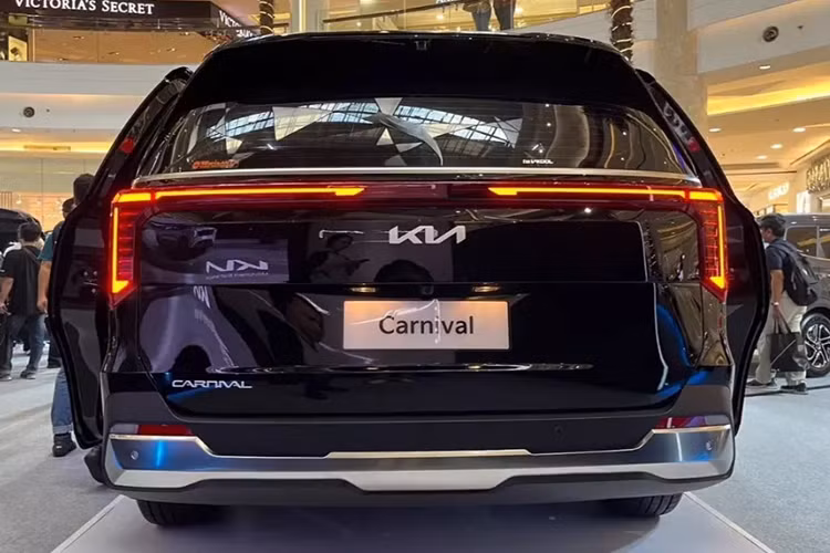 Trang bị an toàn của mẫu MPV này cũng khá đa dạng với camera 360 độ, hệ thống kiểm soát hành trình thích ứng, hỗ trợ giữ làn đường, hỗ trợ bám làn đường, phanh khẩn cấp tự động, cảnh báo điểm mù và cảnh báo phương tiện cắt ngang khi lùi.