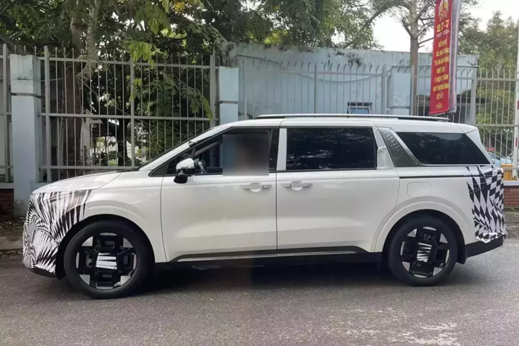 Cụ thể, Kia Carnival Hybrid 2025 sẽ được trang bị động cơ xăng 4 xi-lanh, tăng áp, dung tích 1.6L, kết hợp với mô-tơ điện và hộp số tự động 6 cấp. Tổng cộng, mẫu MPV cỡ lớn này có công suất 245 mã lực và mô-men xoắn cực đại 366 Nm. Theo công bố của nhà sản xuất, xe tiêu thụ lượng xăng trung bình là 13,5 km/lít (7,4 lít/100 km).