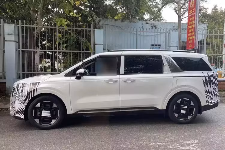 Cụ thể, Kia Carnival Hybrid 2025 sẽ được trang bị động cơ xăng 4 xi-lanh, tăng áp, dung tích 1.6L, kết hợp với mô-tơ điện và hộp số tự động 6 cấp. Tổng cộng, mẫu MPV cỡ lớn này có công suất 245 mã lực và mô-men xoắn cực đại 366 Nm. Theo công bố của nhà sản xuất, xe tiêu thụ lượng xăng trung bình là 13,5 km/lít (7,4 lít/100 km).