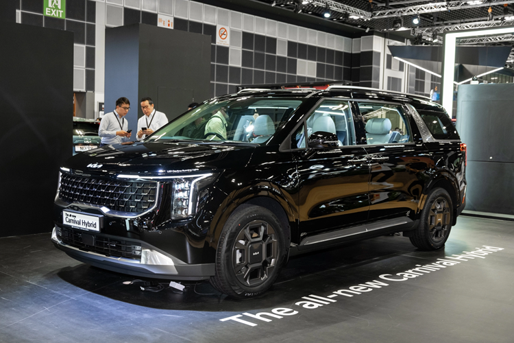 Phiên bản máy dầu của Kia Carnival 2025 vẫn dùng động cơ diesel Smartstream CRDi 4 xi-lanh, DOHC, dung tích 2.2L, cho công suất tối đa 199 mã lực và mô-men xoắn cực đại 441 Nm. Động cơ đi kèm với hộp số tự động 8 cấp và hệ dẫn động cầu trước.