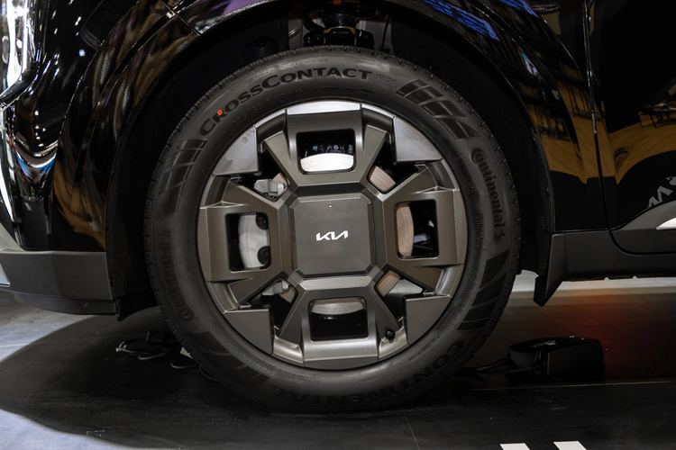 Hiện chưa rõ Kia Carnival 2025 về Việt Nam có phiên bản hybrid giống xe đang bán ở các thị trường nước ngoài hay không. Phiên bản hybrid của mẫu MPV này dùng động cơ giống hệt với Kia Sorento.