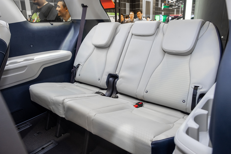 Trong đó, cả đèn định vị ban ngày lẫn đèn hậu đều lấy cảm hứng thiết kế từ chòm sao. Bên trong Kia Carnival 2025 tại Việt Nam dự kiến tiếp tục có 2 cấu hình nội thất là 7 chỗ và 8 chỗ như phiên bản hiện tại.