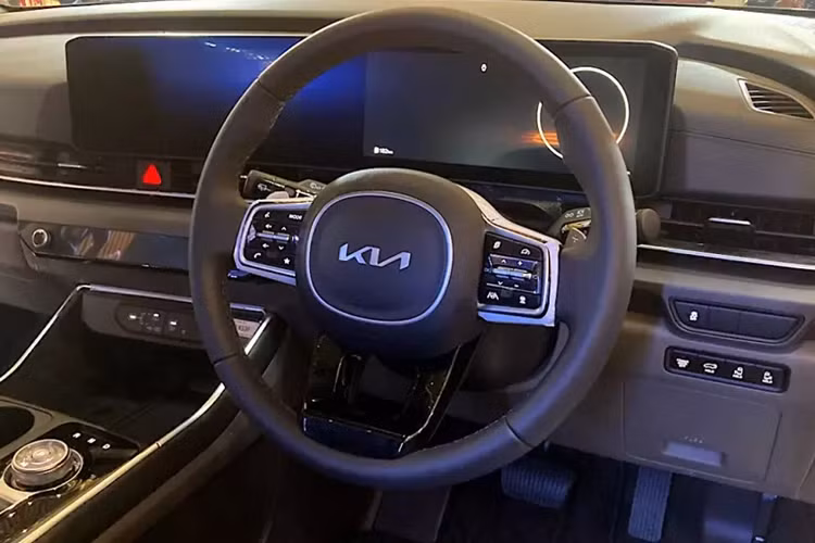 Bên cạnh động cơ hybrid mới, Kia Carnival 2025 còn thay đổi đáng kể về mặt thiết kế và trang bị. Được áp dụng ngôn ngữ thiết kế mới tương tự các xe cùng thương hiệu như EV9, Sorento hay Morning, mẫu MPV cỡ lớn này sở hữu hàng loạt chi tiết ngoại thất cải tiến như lưới tản nhiệt "mũi hổ", cản trước/sau, vành la-zăng, đèn pha, đèn định vị ban ngày và đèn hậu.