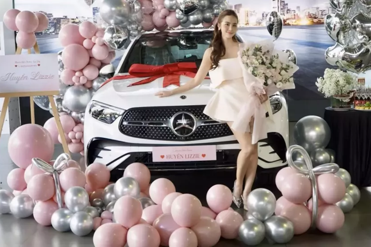  Mercedes-Benz GLC của Huyền Lizzie là dòng xe SUV hạng sang rất được giới người mẫu, ca sĩ, diễn viên, cầu thủ bóng đá chọn làm bạn đời, trong đó, phiên bản cao cấp nhất 300 4Matic được nhiều người tin dùng vì sở hữu tùy chọn đầy đủ nhất, cũng như ngoại hình mạnh mẽ.