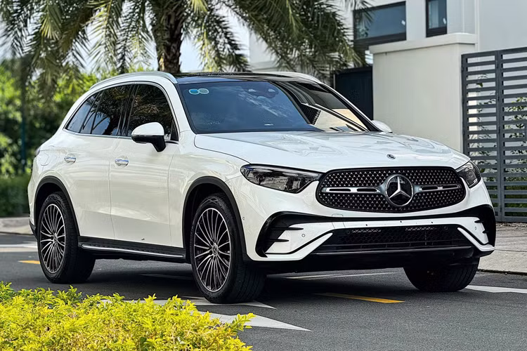 Ở phiên bản cao cấp nhất, Mercedes-Benz GLC sở hữu gói phụ kiện AMG Line, lưới tản nhiệt với những ngôi sao nhỏ mạ crôm bên trong, đèn pha Digital Light hiện đại hơn, thiết kế cản trước/sau thể thao hơn và vành hợp kim 20 inch.