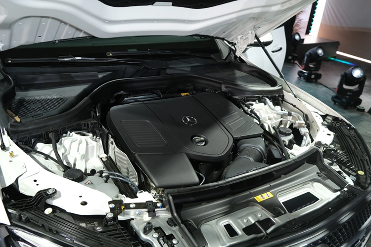 Nằm bên dưới nắp ca-pô của Mercedes-Benz GLC 300 4Matic là động cơ xăng 4 xi-lanh thẳng hàng, tăng áp, dung tích 2.0L với sự hỗ trợ của công nghệ mild hybrid 48V.