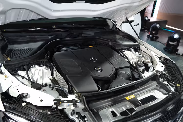Nằm bên dưới nắp ca-pô của Mercedes-Benz GLC 300 4Matic là động cơ xăng 4 xi-lanh thẳng hàng, tăng áp, dung tích 2.0L với sự hỗ trợ của công nghệ mild hybrid 48V.