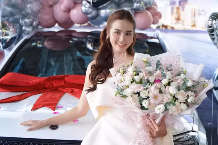 Huyền Lizzie cũng đã điền tên mình vào danh sách các sao Việt tậu Mercedes-Benz GLC và phiên bản cô chọn chính là 300 4Matic. Xe đã được điều chỉnh giá bán tăng thêm 40 triệu vào đầu tháng 6 năm nay, nâng giá xe xe Mercedes-Benz GLC 300 4Matic lên thành 2,839 tỷ đồng.