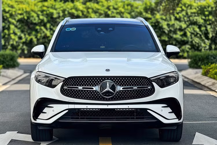 Tuy nhiên, vào tháng 6/2024, Mercedes-Benz GLC 300 4Matic sẽ có thêm màn hình hiển thị thông tin kính lái HUD để hỗ trợ vận hành, khiến giá bán của xe tăng 40 triệu đồng. Ngoài màn hình HUD mới, Mercedes-Benz GLC 300 4Matic không có gì thay đổi.