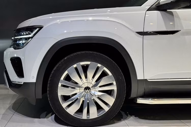 Mâm xe dạng 7 chấu đơn, kích thước 21 inch sơn màu bạc nổi bật. Ở bên trong, Teramont President có thiết kế nội thất mang đậm phong cách tối giản và sang trọng cộp mác Volkswagen.