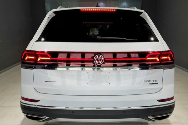 Volkswagen Teramont President 2024 mới sử dụng động cơ xăng 2.0L tăng áp, với công suất 220 mã lực và mô-men xoắn 350Nm. Đi kèm với đó là hộp số tự động 7 cấp và hệ dẫn động 4 bánh toàn thời gian.
