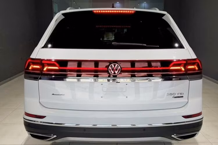 Volkswagen Teramont President 2024 mới sử dụng động cơ xăng 2.0L tăng áp, với công suất 220 mã lực và mô-men xoắn 350Nm. Đi kèm với đó là hộp số tự động 7 cấp và hệ dẫn động 4 bánh toàn thời gian.