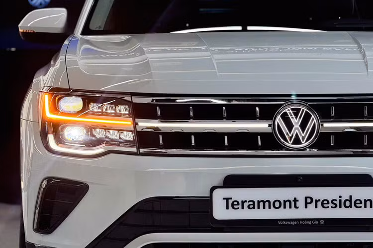 Phần đầu xe gây ấn tượng với cụm đèn LED ma trận 2 tầng cùng 4 chế độ chiếu sáng khá tương đồng với Teramont X. Trong khi đó, phía sau xe lại có đèn hậu LED được thiết kế liền mạch, tạo hiệu ứng 3D rất bắt mắt. Xe còn được trang bị bộ mâm hợp kim kích thước lớn lên đến 21 inch, tạo nên diện mạo khỏe khoắn và sang trọng.