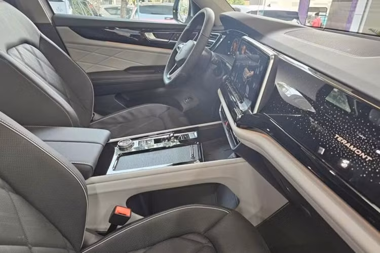 Teramont President có cấu hình nội thất gồm 6 chỗ ngồi. Trong đó, đáng chú ý nhất là hàng ghế thứ hai hạng thương gia với 2 ghế ngồi độc lập, tích hợp chỉnh điện, đệm đầu, tựa tay và bệ đỡ chân lớn, ghế bọc da khâu họa tiết dạng kim cương. Khi mua phiên bản này, khách hàng có thể lựa chọn tông màu be hoặc nâu.