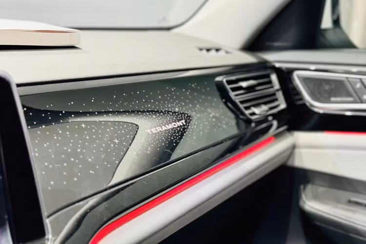 Trang bị an toàn tiêu chuẩn trên xe có 7 túi khí, camera 360 độ, hệ thống chống bó cứng phanh ABS, phân phối lực phanh điện tử EBD, trợ lực phanh khẩn cấp BA và kiểm soát chống trượt ASR.