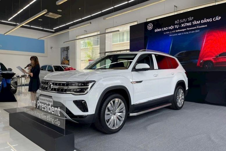Theo thông tin từ đại lý, chỉ có 88 chiếc Volkswagen Teramont President về Việt Nam trong năm 2024, đi kèm mức giá 2,399 tỷ đồng. Trong khi đó, Teramont X có giá từ 1,998 - 2,168 tỷ đồng và Teramont Limited được niêm yết ở mức 2,499 tỷ đồng.