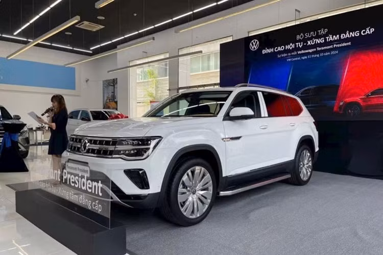 Theo thông tin từ đại lý, chỉ có 88 chiếc Volkswagen Teramont President về Việt Nam trong năm 2024, đi kèm mức giá 2,399 tỷ đồng. Trong khi đó, Teramont X có giá từ 1,998 - 2,168 tỷ đồng và Teramont Limited được niêm yết ở mức 2,499 tỷ đồng.