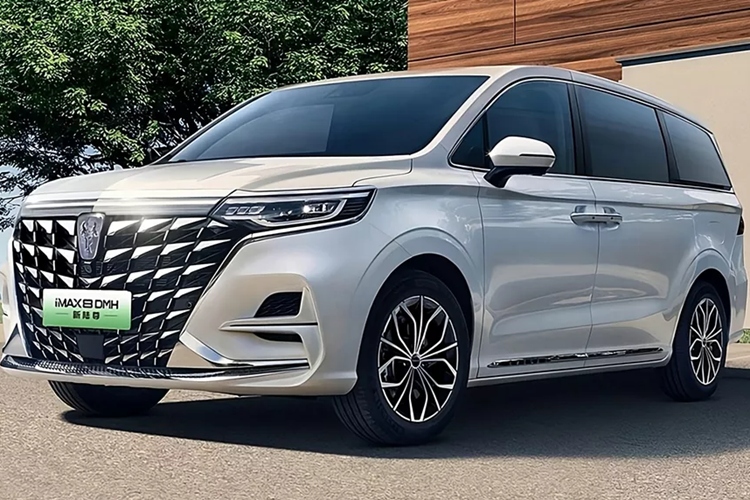 Vào ngày 8/11/2024 vừa qua, MPV plug-in hybrid Roewe iMax8 DMH của SAIC đã chính thức gia nhập thị trường Trung Quốc, xe có ba phiên bản, với mức giá từ 199.900 - 249.900 nhân dân tệ (27.800 - 34.900 đô la), tương đương 656 triệu đồng đến 821 triệu đồng.
