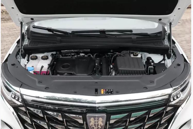 Ngoài ra còn có một bàn nhỏ có thể gập lại phía sau ghế trước. Sức mạnh đến từ hệ thống hybrid cắm điện DMH 1.5T bao gồm động cơ 1.5T và một động cơ điện, kết hợp với DHT. Động cơ cho công suất tối đa 110 kW (148 mã lực) và mô-men xoắn cực đại 235 Nm.