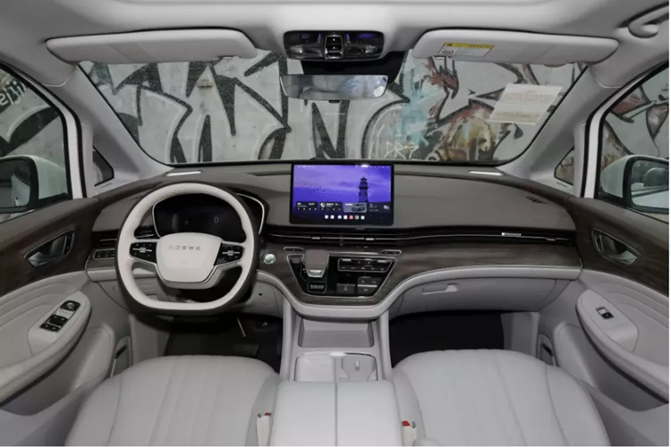 Roewe iMax8 có chiều dài, chiều rộng và chiều cao lần lượt là 5016/1909/1802 mm và chiều dài cơ sở là 3000 mm, cao hơn 14 mm so với phiên bản chạy bằng xăng. Trọng lượng không tải là 2.266 kg.