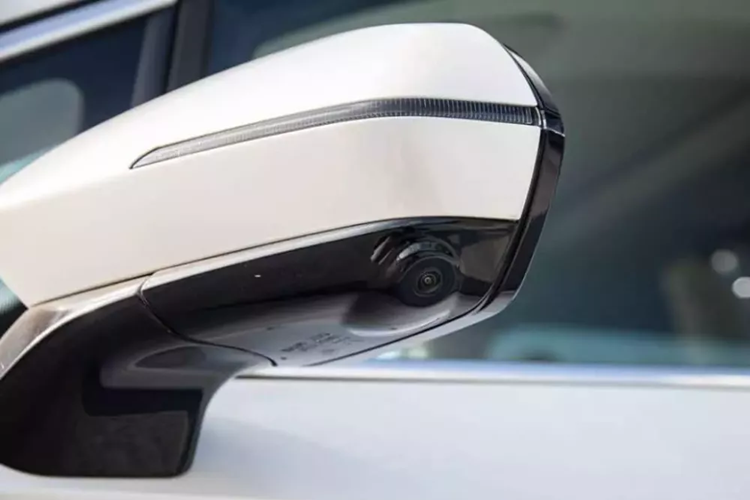 Có nhiều cảm biến trên khắp xe để thực hiện các chức năng hỗ trợ lái xe tiên tiến, bao gồm một camera phía trước bên dưới logo, hai radar siêu âm phía trước, camera bên trên gương chiếu hậu ngoài và một camera phía sau phía trên biển số xe.