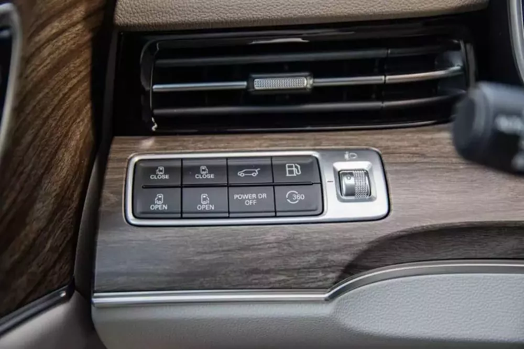 Bên trong, buồng lái được trang bị bảng điều khiển LCD 12,3 inch đầy đủ và màn hình điều khiển trung tâm nổi 12,8 inch với hệ điều hành AliOS tích hợp từ Banma, hỗ trợ nhận dạng giọng nói, mạng 4G và cập nhật OTA. Điều đáng chú ý là vô lăng đáy phẳng hai chấu là một thiết kế mới.