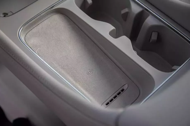 Các cấu hình khác bao gồm sạc không dây cho điện thoại di động 50W, 6 hoặc 8 loa tùy theo phiên bản, kính cách âm, điều khiển từ xa bằng điện thoại di động và mở cửa không cần chìa khóa, v.v.