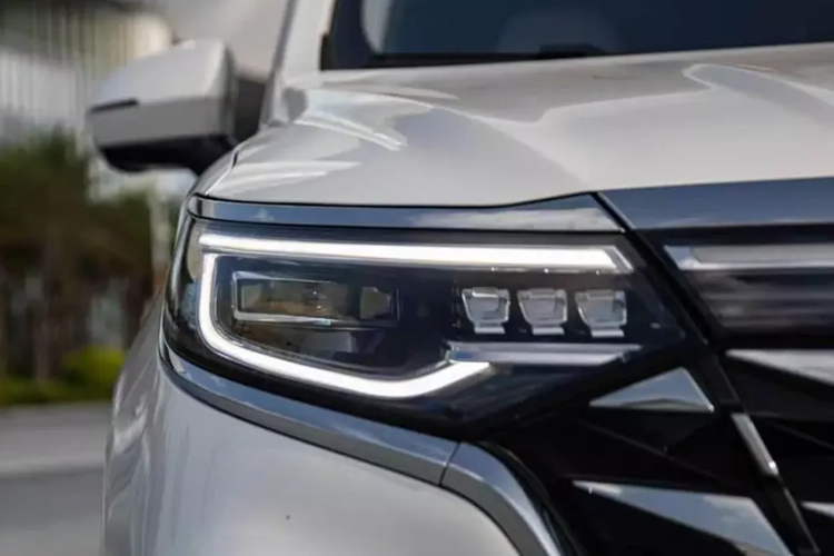 Về ngoại hình, mẫu xe MPV Roewe iMax8 giống với phiên bản chạy bằng xăng và phiên bản chạy hoàn toàn bằng điện. Mặt trước vẫn sử dụng lưới tản nhiệt hình thang ngược lớn có hình vảy.