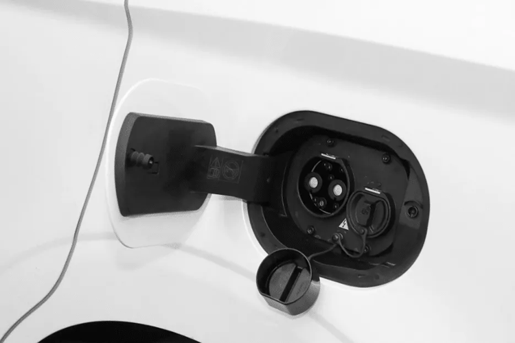 Động cơ của Roewe iMax8 cho công suất 176 kW (236 mã lực) và 390 Nm. Dung tích bình nhiên liệu là 66 L và tốc độ tối đa là 175 km/h.