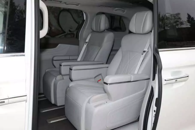 Nội thất áp dụng bố cục bảy chỗ ngồi 2+2+3. Ghế lái hỗ trợ sưởi ấm/thông gió/massage/hỗ trợ thắt lưng bốn chiều. Hàng ghế thứ hai có thể di chuyển về phía trước và phía sau 360 mm, hàng ghế thứ ba có thể di chuyển về phía trước và phía sau 200 mm.