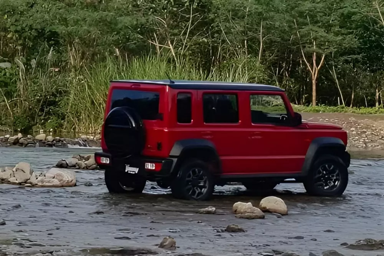 Trang bị an toàn của xe khá cơ bản với 6 túi khí, hệ thống chống bó cứng phanh ABS, phân bổ lực phanh điện tử EBD, cân bằng điện tử, hỗ trợ khởi hành ngang dốc, camera lùi, cảm biến hỗ trợ đỗ xe phía sau và hệ thống kiểm soát hành trình Cruise Control.