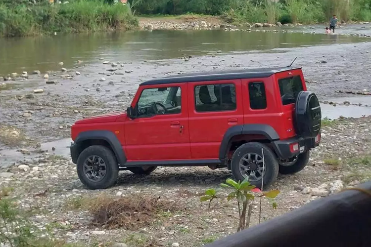Tại thị trường Philippines, Suzuki Jimny 5 cửa sẽ có 2 phiên bản là GL MT và GLX AT. Hiện giá xe Suzuki Jimny 5 cửa ở thị trường này chưa được công bố chính thức. Tuy nhiên, các đại lý tại nước này đã báo giá 1,558 triệu Peso (khoảng 681 triệu đồng) cho bản GL M/T.