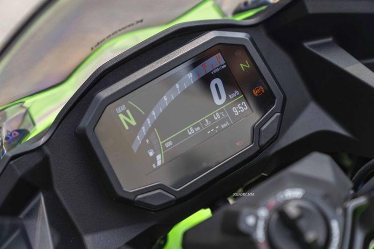 Mẫu sportbike này có cụm đồng hồ LCD toàn phần hiển thị đầy đủ thông số cần thiết cho người lái. Đặc biệt, tính năng kết nối với smartphone qua Bluetooth giúp hiển thị các thông báo cuộc gọi, tin nhắn và bản đồ ngay trên đồng hồ xe, mang lại trải nghiệm tiện lợi khi di chuyển.