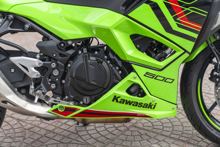 Về thiết kế, Kawasaki Ninja 500 có kiểu dáng tương đồng với Ninja 400 nhưng bề ngang thân xe rộng hơn và cụm đèn phía trước được làm mới.
