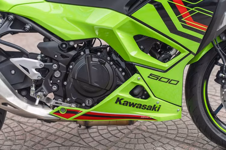 Về thiết kế, Kawasaki Ninja 500 có kiểu dáng tương đồng với Ninja 400 nhưng bề ngang thân xe rộng hơn và cụm đèn phía trước được làm mới.